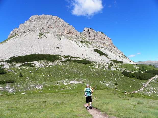 Il Monte Castellazzo domina l'itinerario
